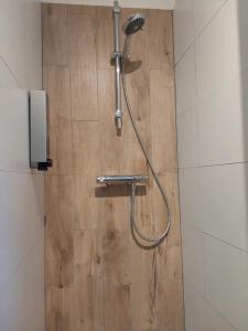 Ένα μπάνιο στο Rumah Senang Wellness met hottub en tuin +34 φωτογραφίες