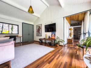 ein Wohnzimmer mit Sofa und Tisch in der Unterkunft Charme na Granja - Condomínio in Carapicuíba