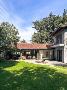 ein Haus mit einem Garten mit einer Rasenfläche in der Unterkunft Charme na Granja - Condomínio in Carapicuíba