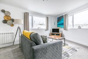 una sala de estar con un sofá y una mesa en Life of Riley, en St Ives