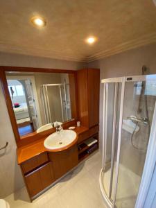a bathroom with a sink and a shower at Appartement 3 chambres, piscine et vue mer in Santa Pola