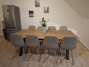 a conference room with a wooden table and chairs at Südwind in Damme