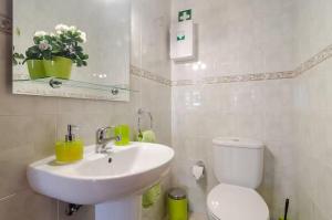 ein weißes Badezimmer mit Waschbecken und Toilette in der Unterkunft Villa Figueira in Portimão + 53 Fotos