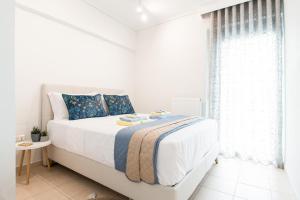 une chambre blanche avec un lit et une fenêtre dans l'établissement Salto - Free Parking #Skgbnb, à Thessalonique