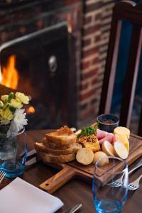 un tavolo con un vassoio di pane e formaggio di The Stag and Huntsman at Hambleden a Henley on Thames Altre 20 foto