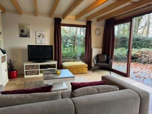 Μια τηλεόραση ή/και κέντρο ψυχαγωγίας στο Forest lakehouse with Breathtaking Sauna