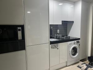 Η κουζίνα ή μικρή κουζίνα στο Chic Grey House early promotion 15 percent off