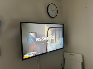 Μια τηλεόραση ή/και κέντρο ψυχαγωγίας στο Chic Grey House early promotion 15 percent off