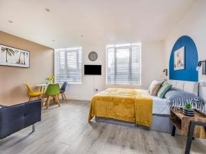 a bedroom with a bed and a table and chairs at Contemporary Modern Studio in Portsmouth