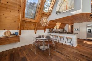 Una cocina o kitchenette en Mountain Modern The Tahoe A-Frame w Private Pier 41 fotos más