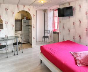 Posteľ alebo postele v izbe v ubytovaní Studio charmant à Néris-les-Bains - 25 m² avec terrasse