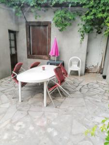 Patio alebo iná vonkajšia časť ubytovania Studio charmant à Néris-les-Bains - 25 m² avec terrasse