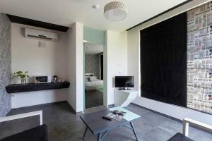 Uma televisão e/ou sistema de entretenimento em K Tree Boutique Hotel, Kolhapur