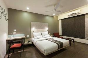 Uma cama ou camas num quarto em K Tree Boutique Hotel, Kolhapur
