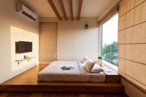Uma cama ou camas num quarto em K Tree Boutique Hotel, Kolhapur