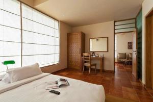 Uma cama ou camas num quarto em K Tree Boutique Hotel, Kolhapur