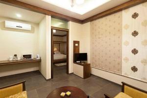 Uma televisão e/ou sistema de entretenimento em K Tree Boutique Hotel, Kolhapur