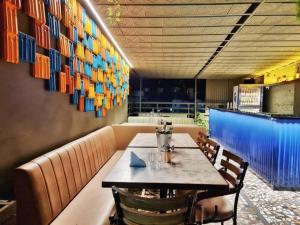Uma área de estar em K Tree Boutique Hotel, Kolhapur