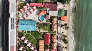 Una vista aérea de una playa con casas y el océano. en Exclusive Bungalow Near Swiming Pool At Kohchang Resort, en Ko Chang