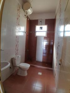 un baño con inodoro y lavabo en EK Villa, en Ras al Khaimah