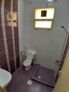 un baño con inodoro y lavabo en EK Villa, en Ras al Khaimah 7 fotos más