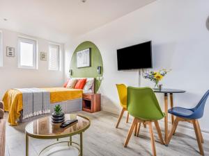 Televisyen dan/atau pusat hiburan di Stylish Studio Apartment