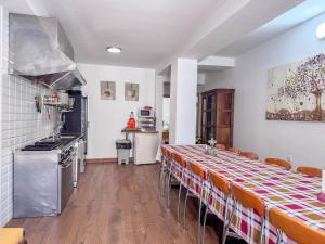 Kuchyň nebo kuchyňský kout v ubytování Casa cueva rural Vico, ideal grandes grupos