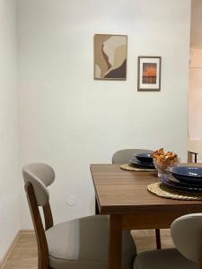 une salle à manger avec une table et deux chaises et un plan de travail avec table et chaises dans l'établissement The Studio Apartment, à Ohrid 4 autres photos