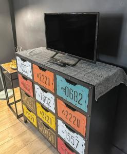 einen TV auf einem Tisch mit einem TV in der Unterkunft Studio Le Montebello - Vintage, WiFi et Netflix in Fontainebleau