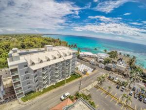 widok z powietrza na budynek i ocean w obiekcie Vista Marina Residence w mieście Boca Chica