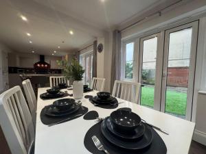 Un comedor con una mesa y sillas blancas. en Badgers House - 6 Bedrooms, Sleeps 14, Parking, Wifi, en Wroughton 22 fotos más