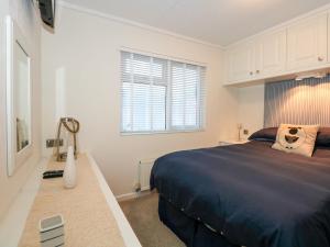 Ένα ή περισσότερα κρεβάτια σε δωμάτιο στο Un Diwrnod One Day The Warren T22