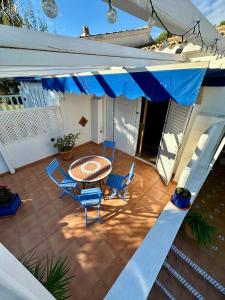 グラン・アラカントにあるCasa Azul de Agnesのパティオ(テーブル、椅子、青い傘付) +52枚の写真