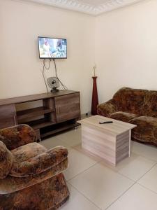 Μια τηλεόραση ή/και κέντρο ψυχαγωγίας στο Cozy 2 Bedroom
