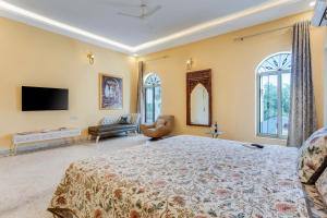 TV a/nebo společenská místnost v ubytování 7BHK Indrakshi Villa