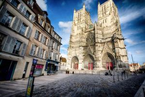 a large church with a large tower in a street at Studio SN8 - Centre-Ville Meaux - Proche Disneyland in Meaux