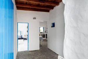 Televízia a/alebo spoločenská miestnosť v ubytovaní Seaside Villa La Graciosa
