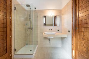 A bathroom at Villa Fico 2 Még 19 kép