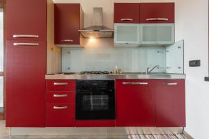 A kitchen or kitchenette at Villa Fico 2
