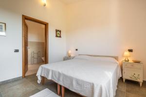A bed or beds in a room at Villa Fico 2