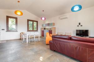 A television and/or entertainment centre at Villa Fico 2