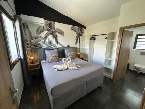 a bedroom with a bed with two towels on it at Villa Eclats Panoramiques in Saint-Pierre
