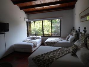 Un pat sau paturi într-o cameră la Hostal Mizare Valledupar