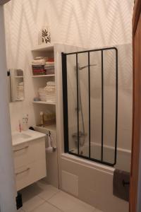 Ένα μπάνιο στο Appartement ultra centre Sète climatisé