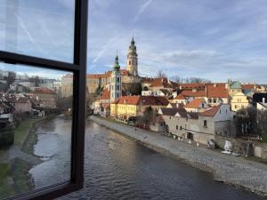 Nespecifikovaný výhled na destinaci Český Krumlov nebo výhled na město při pohledu z hotelu