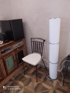Cette chambre comprend une chaise et une lampe. dans l'établissement Al Console Depandance con jacuzzi per coppia, à Monopoli