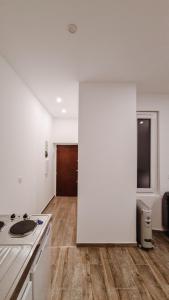 - une cuisine avec des murs blancs et un comptoir dans l'établissement Cosy studio VIEUX NICE à 2 pas de la MER, à Nice