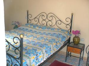 Postel nebo postele na pokoji v ubytování Riad Karmel Rose de Marrakech