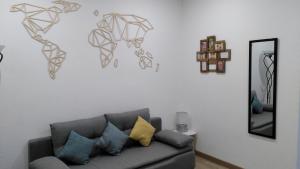 ein Wohnzimmer mit einer Couch und einem Spiegel in der Unterkunft RDC cosy en centre ville in Narbonne