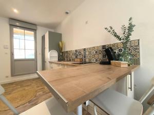 Una cocina con encimera de madera en una habitación. en Le Talia - Terrasse, en Auch 4 fotos más